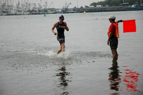 Fabián Flores (en la foto) y Gerardo Vergara, consiguieron la medalla de bronce en triatlón, en la especialidad de distancia olímpica. (Foto Prensa Libre)