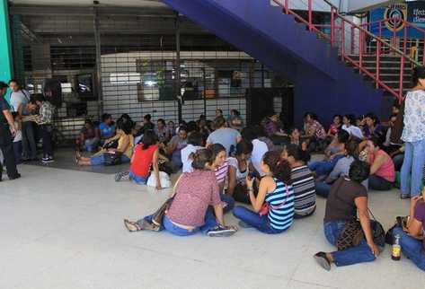 Maestros ocupan la Dideduc de Escuintla, para exigir aumento de salario. (Foto Prensa Libre: Enrique Paredes)