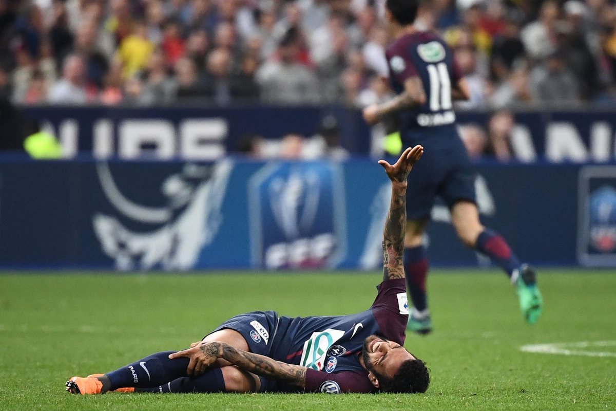 El defensa brasileño Dani Alves se lesionó en la final de la Copa de Francia. (Foto Prensa Libre: AFP)