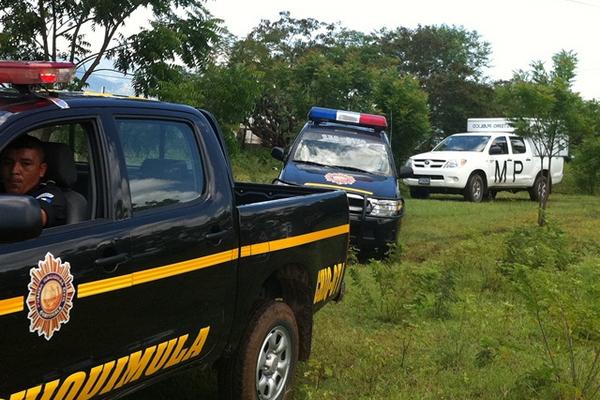 La Policía y fiscales del Ministerio Público inspeccionaron el lugar donde se localizó el cuerpo putrefacto de un hombre no identificado. (Foto prensa Libre: Edwin Paxtor)<br _mce_bogus="1"/>