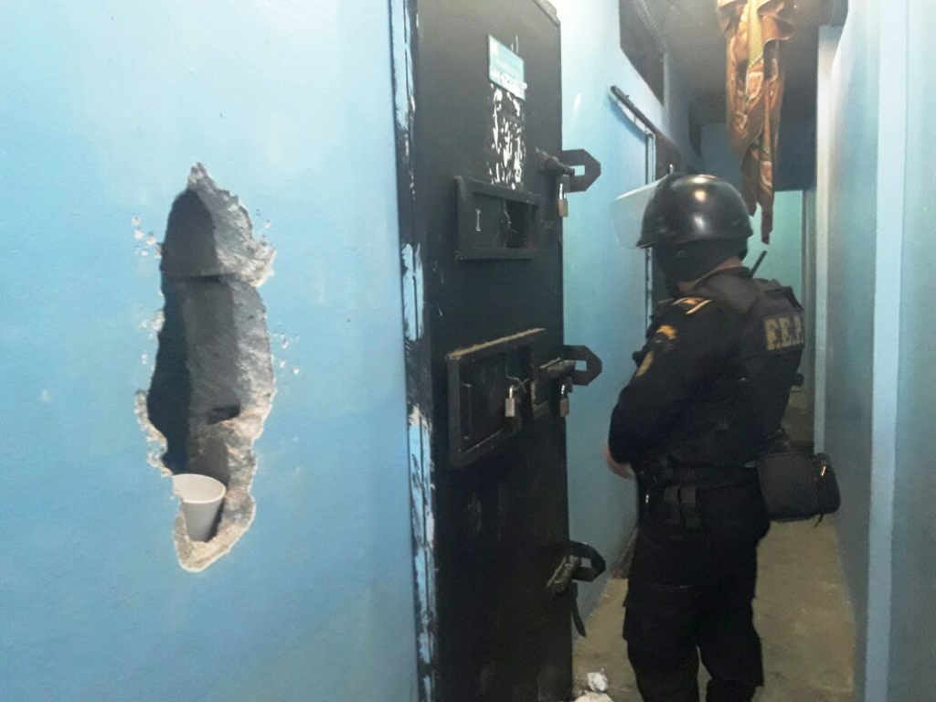 Los internos de Gaviotas rompieron una pared para llamar la atención de las autoridades. (Foto Prensa Libre: Cortesía)