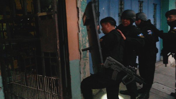 Las fuerzas de seguridad realizan allanamientos para capturar a 11 personas señaladas de participar en un ataque contra guardias del sistema penitenciario. (Foto Prensa Libre: PNC)