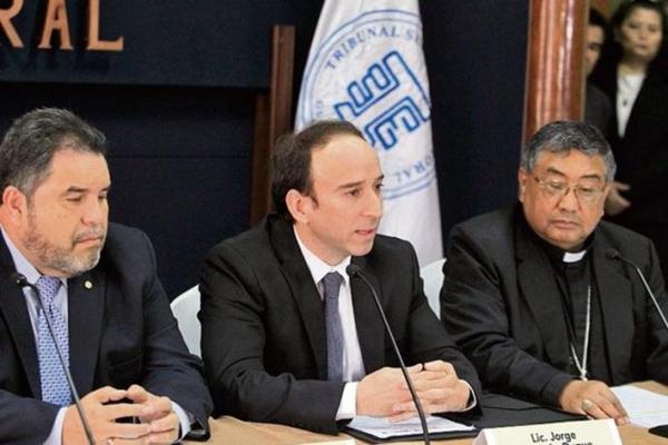 Carlos Alvarado, Jorge de León y Óscar Vian, integrantes del G4, en conferencia de prensa.