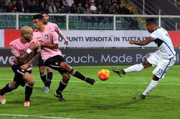 Fredy Guarín del Inter de Milán saca potente remate ante los defensas del Palermo (Foto Prensa Libre: AP)