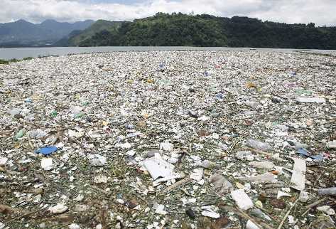 El Río Villalobos desemboca en Playa de Oro, San Miguel Petapa, donde se acumulan los desechos.