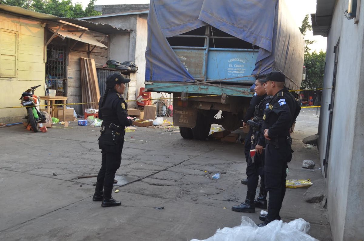 El cadáver de un hombre es resguardado por la PNC en la cabecera de Retalhuleu. (Foto Prensa Libre: Jorge Tizol)