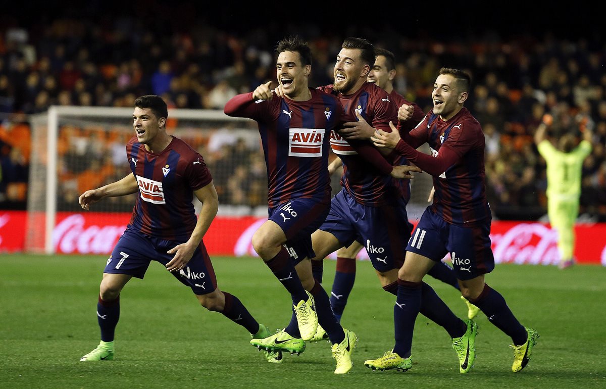 Los jugadores del Eibar festejan después de haber anotado un gol frente al Valencia. (Foto Prensa Libre: EFE).