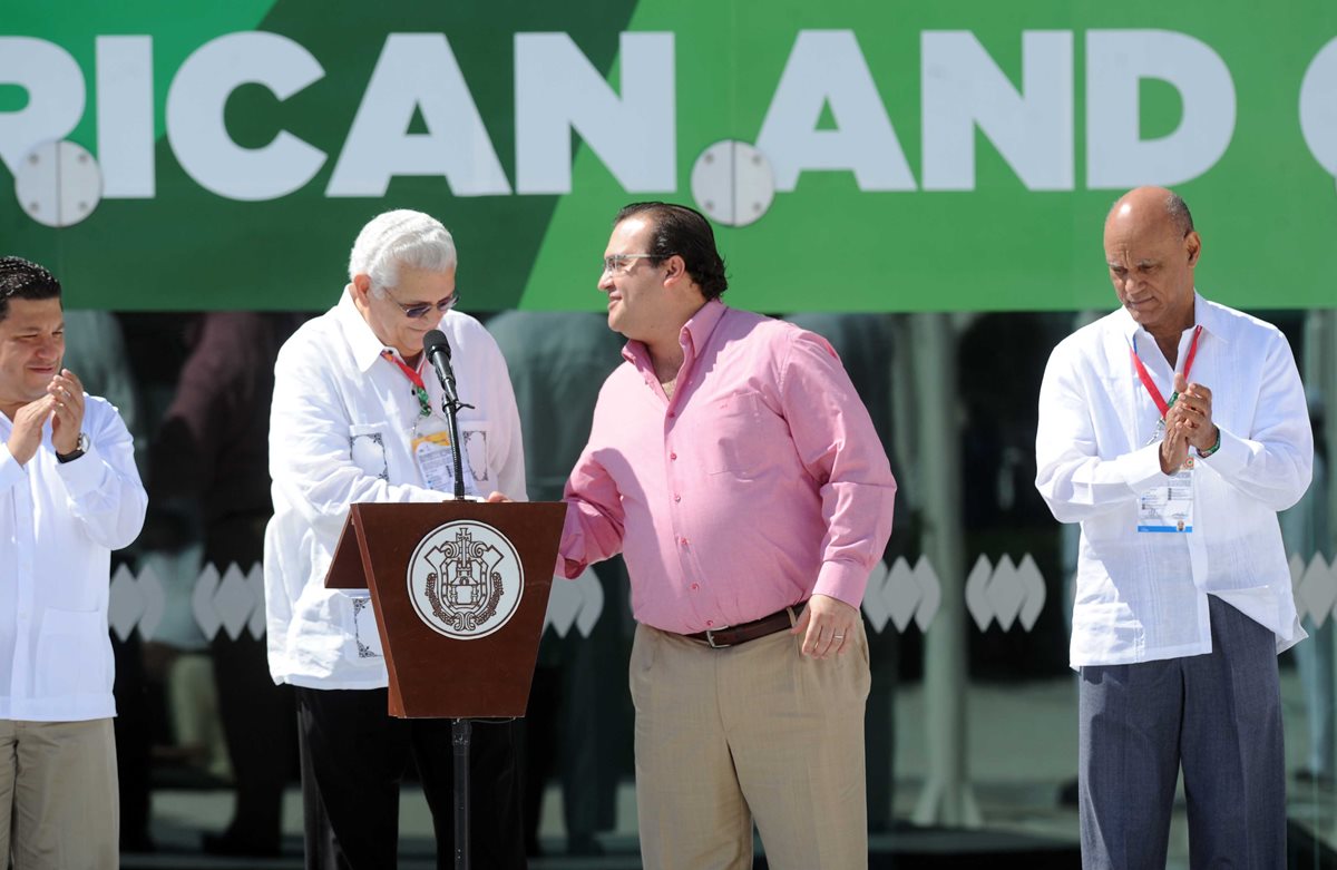 Javier Duarte durante uno de sus traslados a la Torre de Tribunales de Guatemala. (Foto Prensa Libre: Hemeroteca PL)