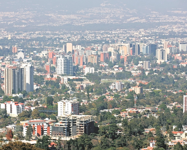 Servicios y la industria forman parte del éxito de la productividad de los lugares más prósperos, según Fundesa. (Foto Prensa Libre: Hemeroteca PL)