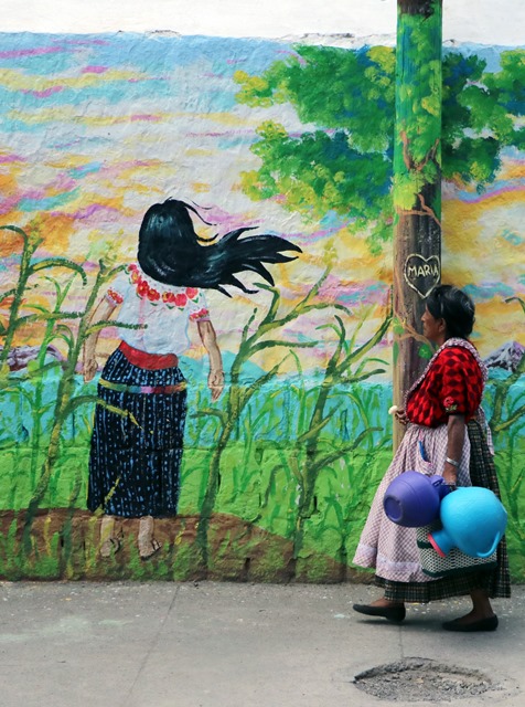 En el Cementerio General de Quetzaltenango está el mural denominado "María". Una mujer observa la obra. (Foto Prensa Libre: Carlos Ventura)