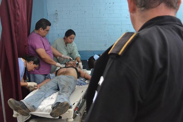 El presunto delincuente se encuentra hospitalizado y con custodia policial, debido a que resultó con convulsiones después de perpetrar un asalto. (Foto Prensa Libre: Edwin Paxtor)<br _mce_bogus="1"/>