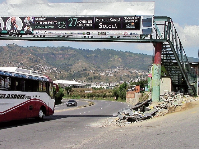 La pasarela dañada se ubica en el kilómetro 157 de la ruta Interamericana, en Nahualá, Sololá.
