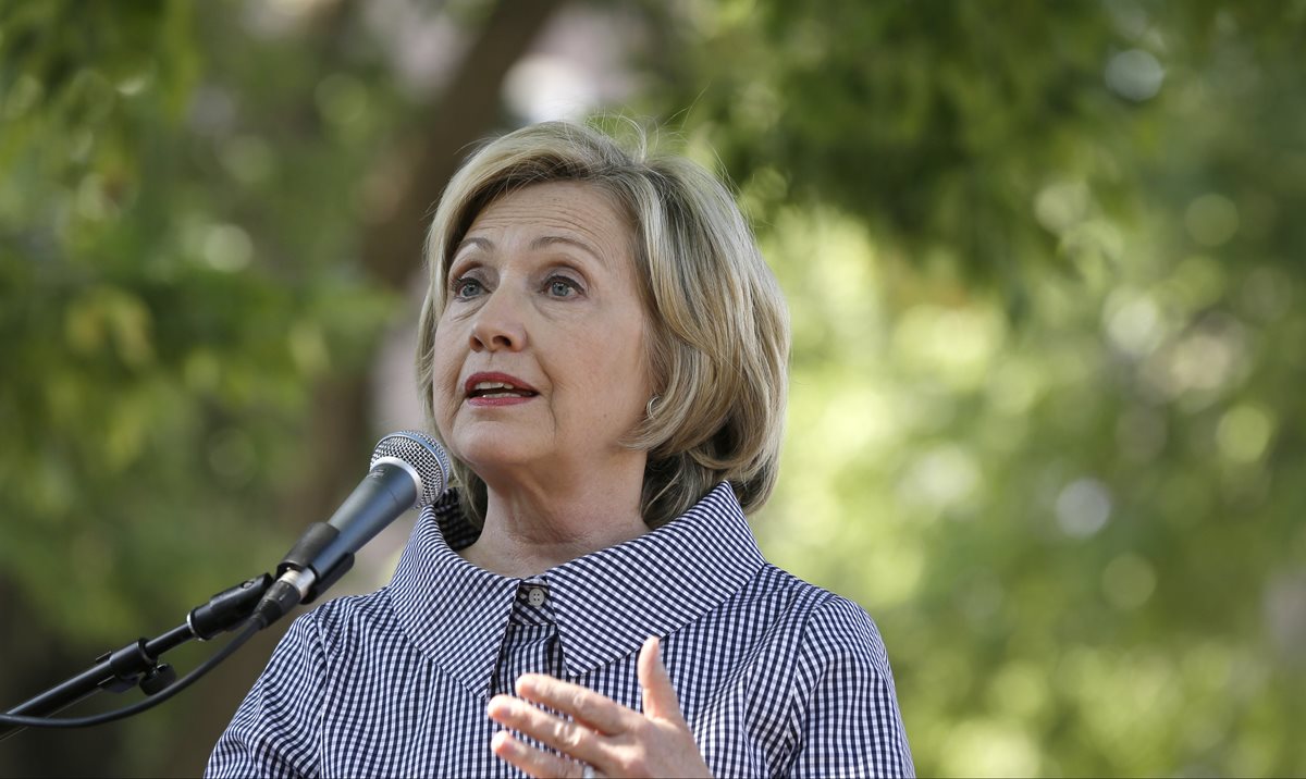 <em></em><em>Clinton ve crecer escándalo sobre correos en su peor momento de popularidad. </em>(Foto Prensa Libre: AP).
