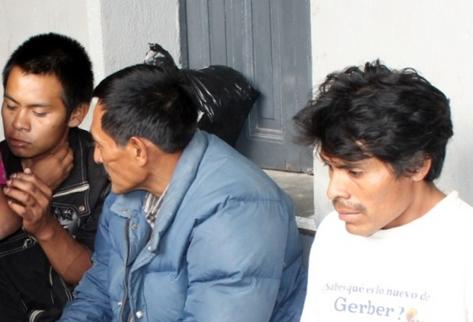 Los tres presuntos secuestradores capturados en Santa Cruz del Quiché. (Foto Prensa Libre: Óscar Figueroa)