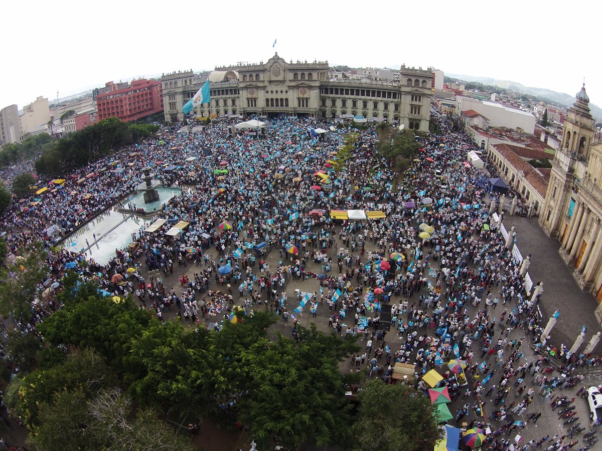 Durante el 2015 se realizaron varias manifestaciones civiles en la Plaza de la Constitución, y su objetivo era solicitar la renuncia de los entonces gobernantes Otto Pérez Molina y Roxana Baldetti. (Foto Prensa Libre: Hemeroteca)