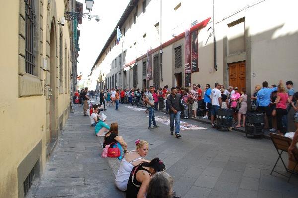 Cientos de personas hacen fila a un costado  de la Galería de la Academia, para ingresar. (Foto Prensa Libre: Billy Quijada)