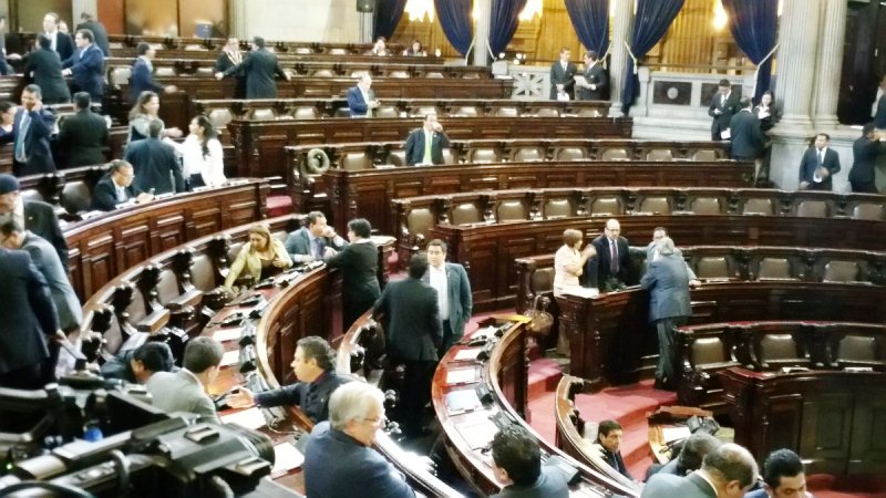 Pocos diputado llegaron a la sesión donde continuaría la discusión de las reformas constitucionales. (Foto Prensa Libre: Jessica Gramajo)