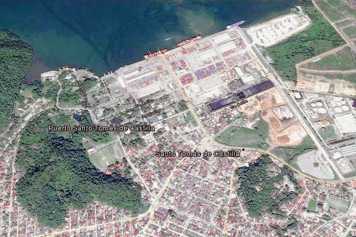 Mapa de Santo Tomás de Castilla, Puerto Barrios, Izabal, donde tres personas murieron atacadas a balazos. (Foto Prensa Libre: Google Earth)