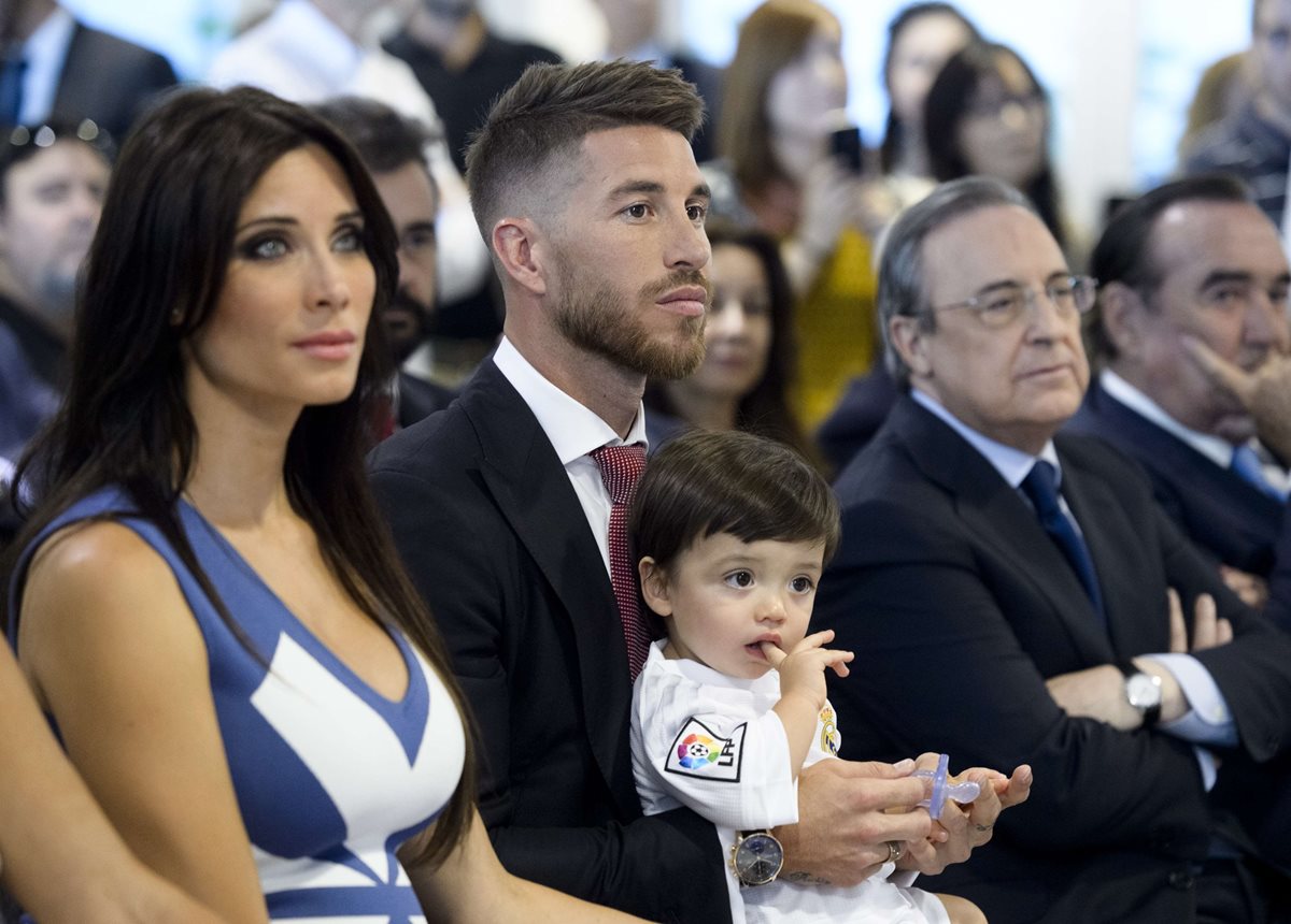 Sergio Ramos compartió el gran momento de su renovación junto con su pequeño hijo y su esposa Pilar Rubio. (Foto Prensa Libre: AFP)