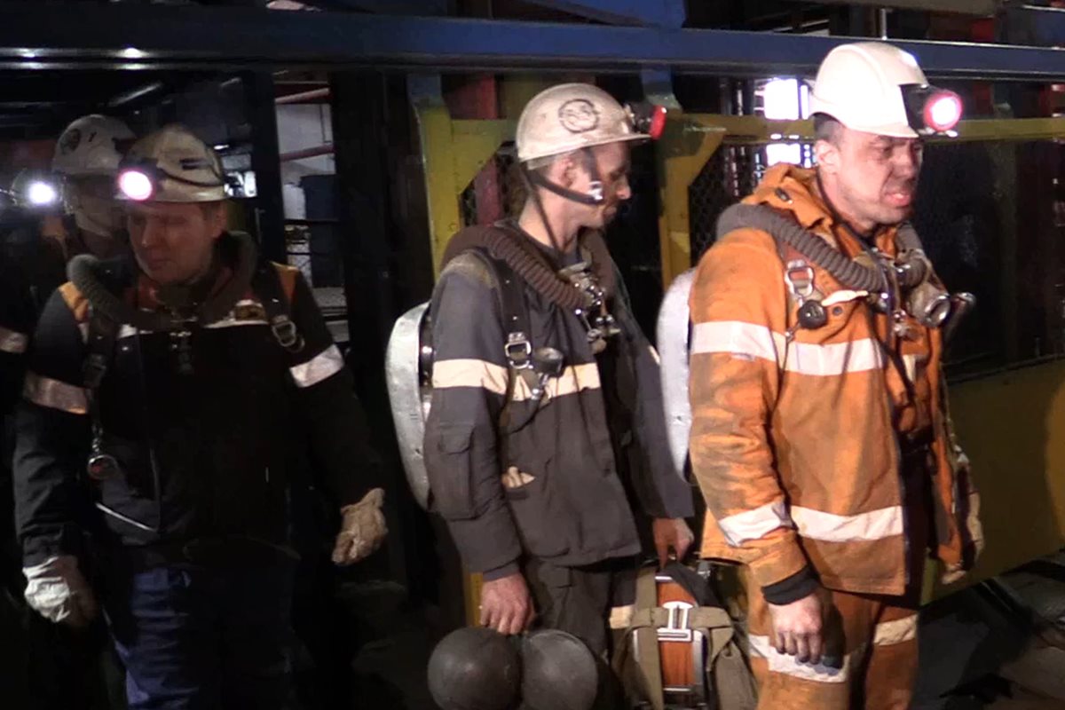 Rescatistas se retiran de mina rusa, donde murieron 36 trabajadores. (Foto Prensa Libre: AFP)