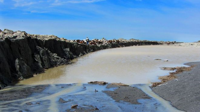Paredes enteras de roca surgieron en la costa tras el terremoto. JOHN ELLIOTT/LEEDS UNI/COMET