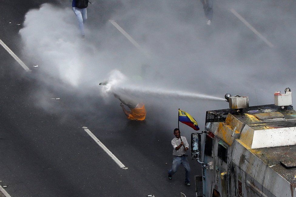 En Caracas, Venezuela, el diputado opositor Carlos Paparoni resultó herido en la cabeza cuando un cañón de agua lo lanzó al suelo durante una protesta contra el gobierno de Nicolás Maduro. La marcha fue bloqueada por la Guardia Nacional cuando se dirigía a la oficina del defensor del pueblo. CARLOS GARCIA RAWLINS / REUTERS