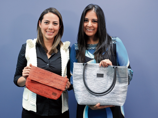 Gabriela Ruíz y Andrea Reiche realizan campañas para recolectar la materia prima que da origen a los bolsos modernos. (Foto Prensa Libre: Esbin García)