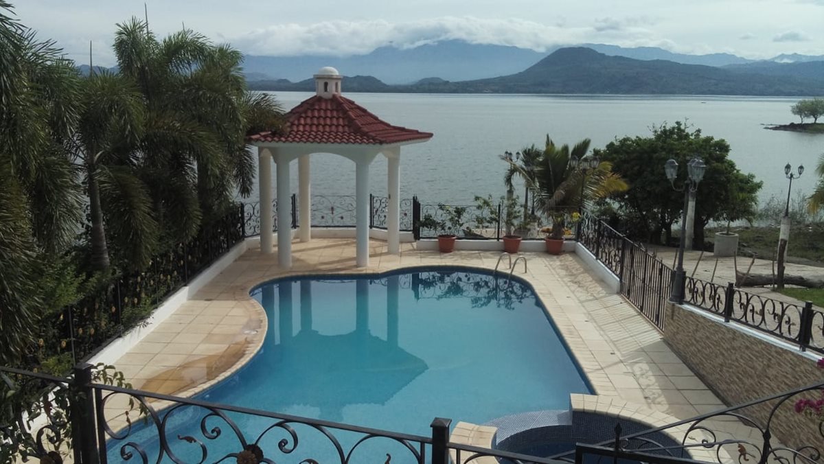 Una lujosa vivienda de Francisco Morales, alias "Chico Dólar", en el lago Güija, en la frontera de Guatemala y El Salvador. (Foto Prensa Libre: MP)