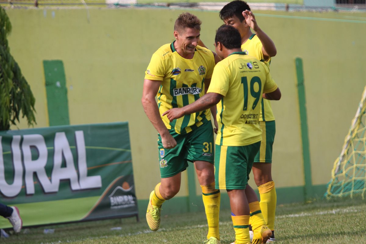 Los jugadores de Guastatoya festejan la anotación de Nicolás Kissner. (Foto Prensa Libre: Jesús Cuque)