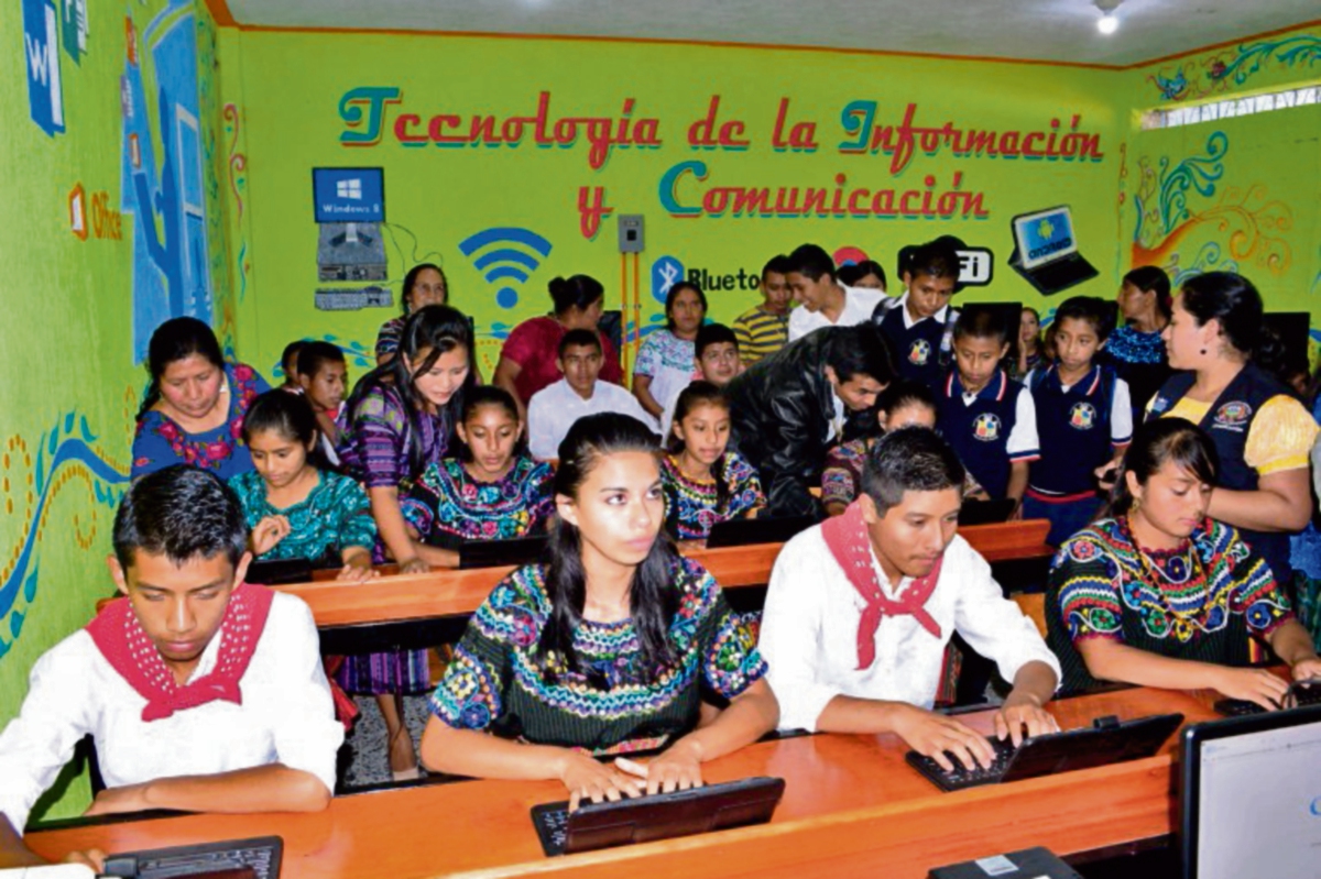 Jóvenes utilizan   tabletas electrónicas donadas por Fodigua, en Cubulco.