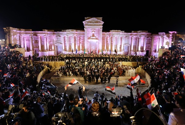 Orquesta sinfónica de San Petersburgo ds un concierto en Palmira, Siria.(AFP).