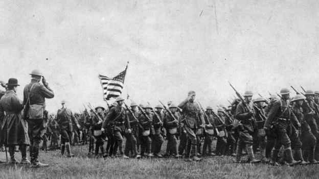 Tropas estadounidenses avanzando durante la Primera Guerra Mundial. HENRY GUTTMANN / STRINGER