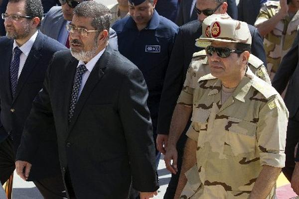 Abdelfatah al Sisi, -Der.. jefe militar egipcio, buscará candidatura presidencial en mayo. (Foto Prensa Libre:EFE)