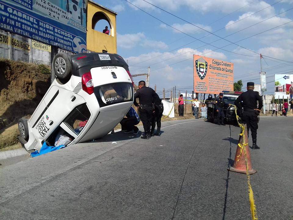 Taxi atacado a balazos en ruta a Ciudad Quetzal. Foto Prensa Libre: Prensa Ciudad Quetzal.