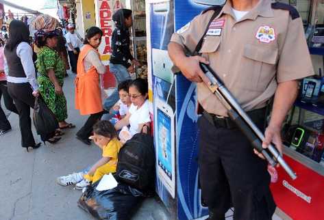 La población se ve en riesgos ante la falta de preparación de los agentes y guardias de seguridad privada, quienes desconocen cómo manejar las armas.