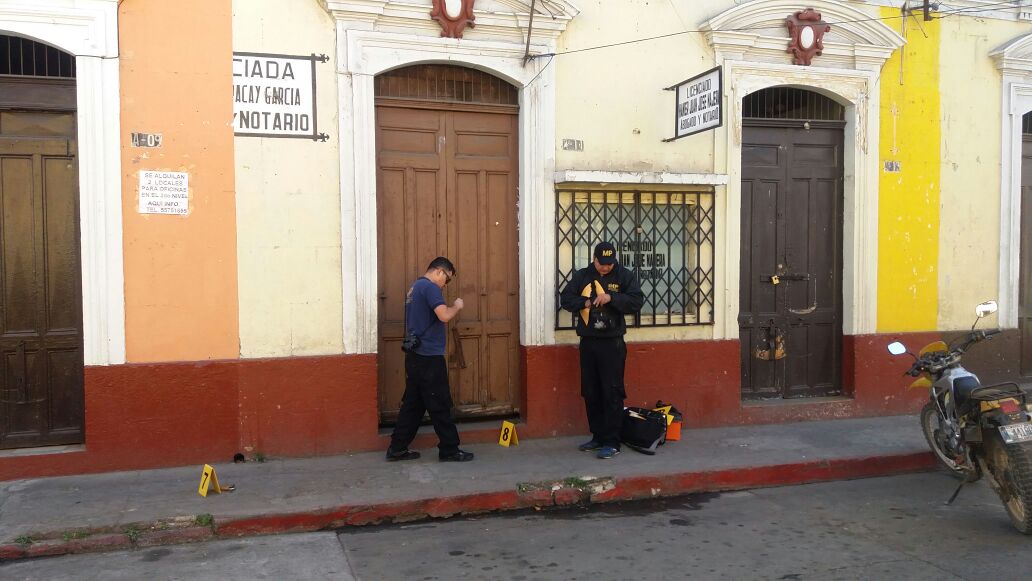 Personal del MP recaba evidencias en la zona 1 de Xela, donde unos seis negocios fueron saqueados. (Foto Prensa Libre: María José Longo)