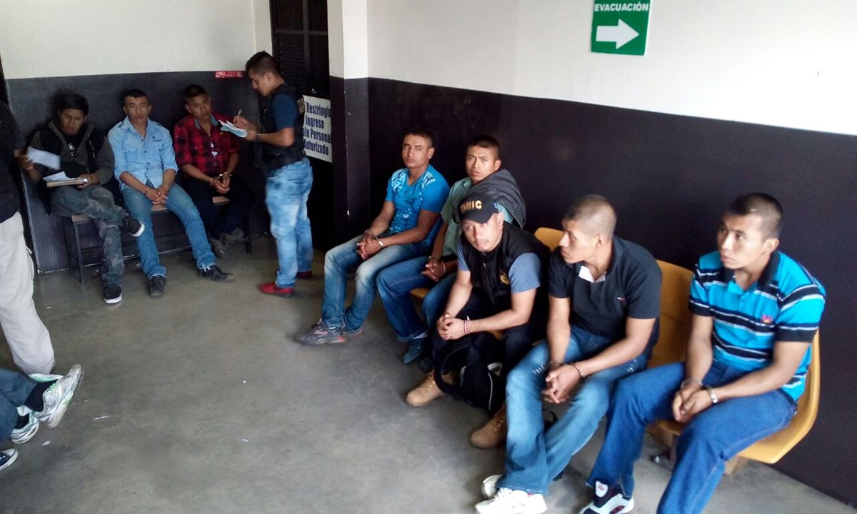 Los agentes detenidos esperan audiencia en el Juzgado de Turno de Mixco. (Foto Prensa Libre: Erick Avila)