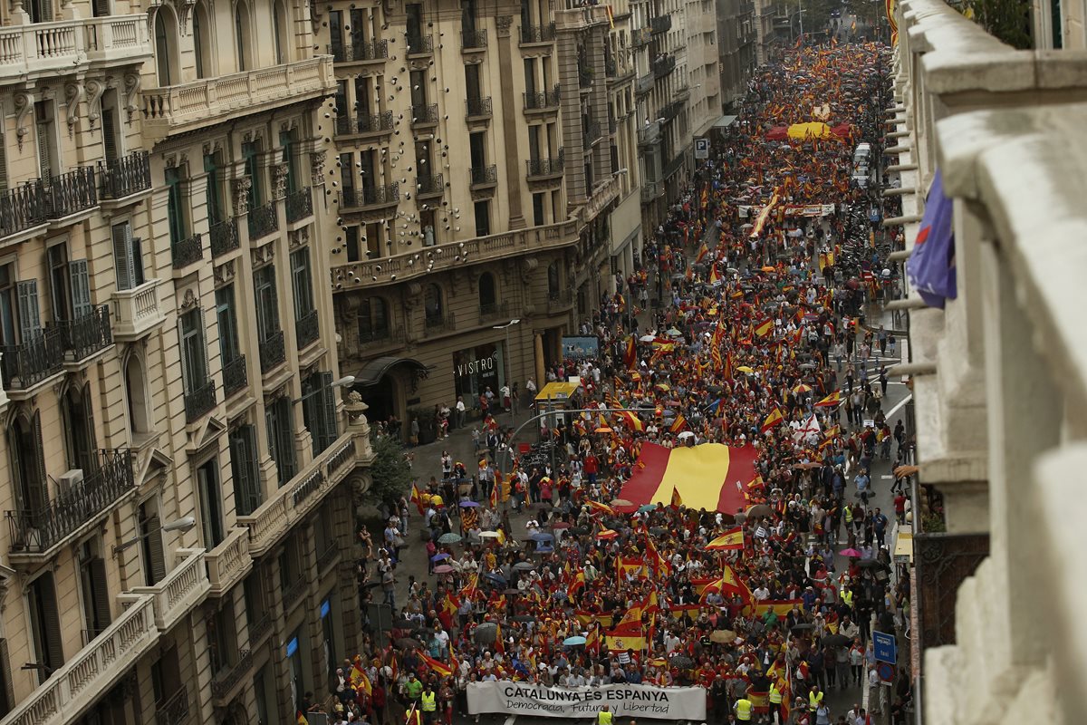 Manifestantes en Barcelona defendienden la unidad de España y rechazan el referendo. (AP).