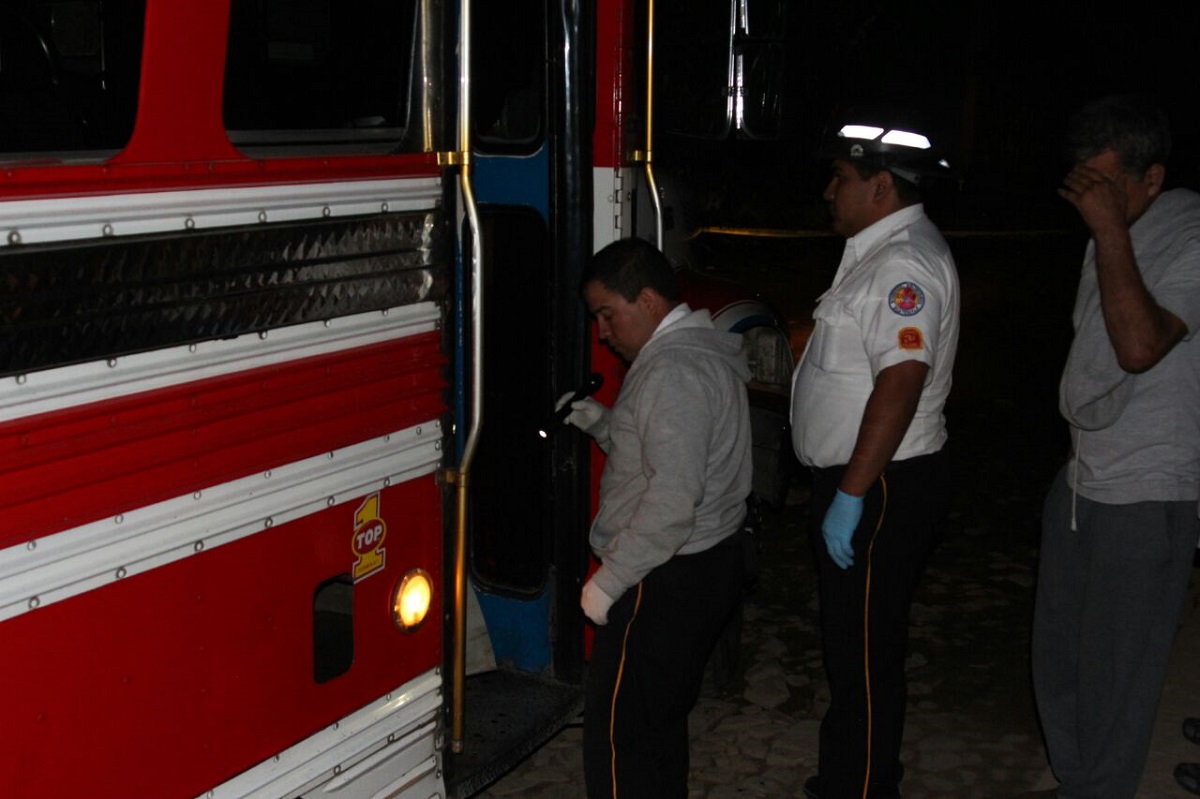 El bus quedo en uno de los callejones de San Bartolomé Becerra, Antigua Guatemala. (Foto Prensa Libre: Renato Melgar)
