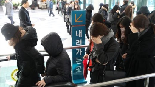Decenas de seguidoras de Kim Jong-hyun le han rendido tributo al cantante en Seúl. YONHAP/REUTERS