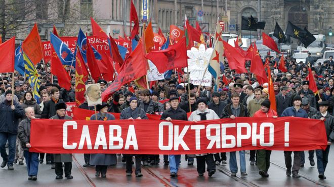 “Gloria a octubre” dice el cartel durante esta marcha que se realizó en San Petersburgo el 7 de noviembre de 2005 para conmemorar la revolución. GETTY IMAGES