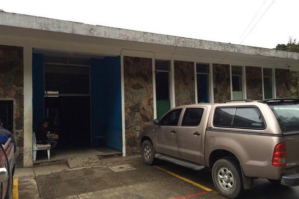 El cadáver de la recién nacida fue llevado a la morgue del Inacf. (Foto Prensa Libre: Eduardo Sam).