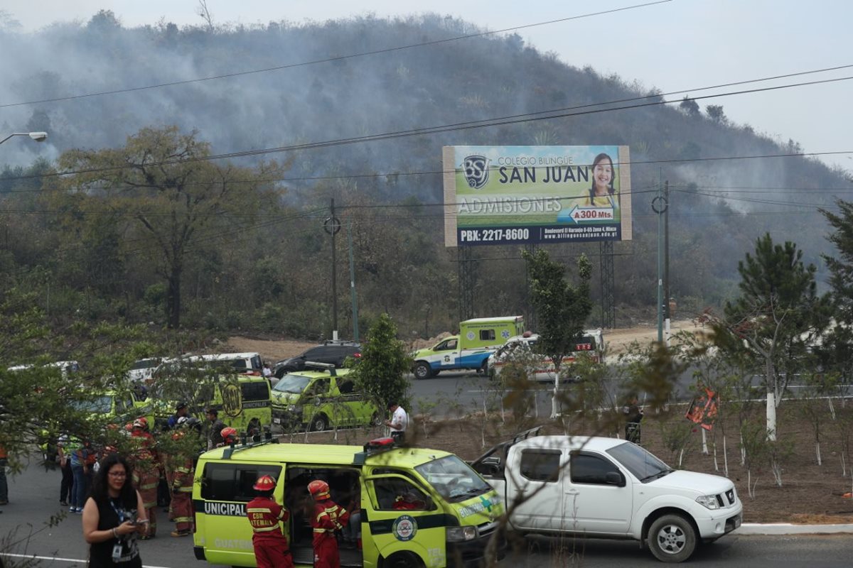 Los cuerpos de socorro solicitan a los curiosos que no se acerquen y piden que despejen las carreteras de acceso al lugar.