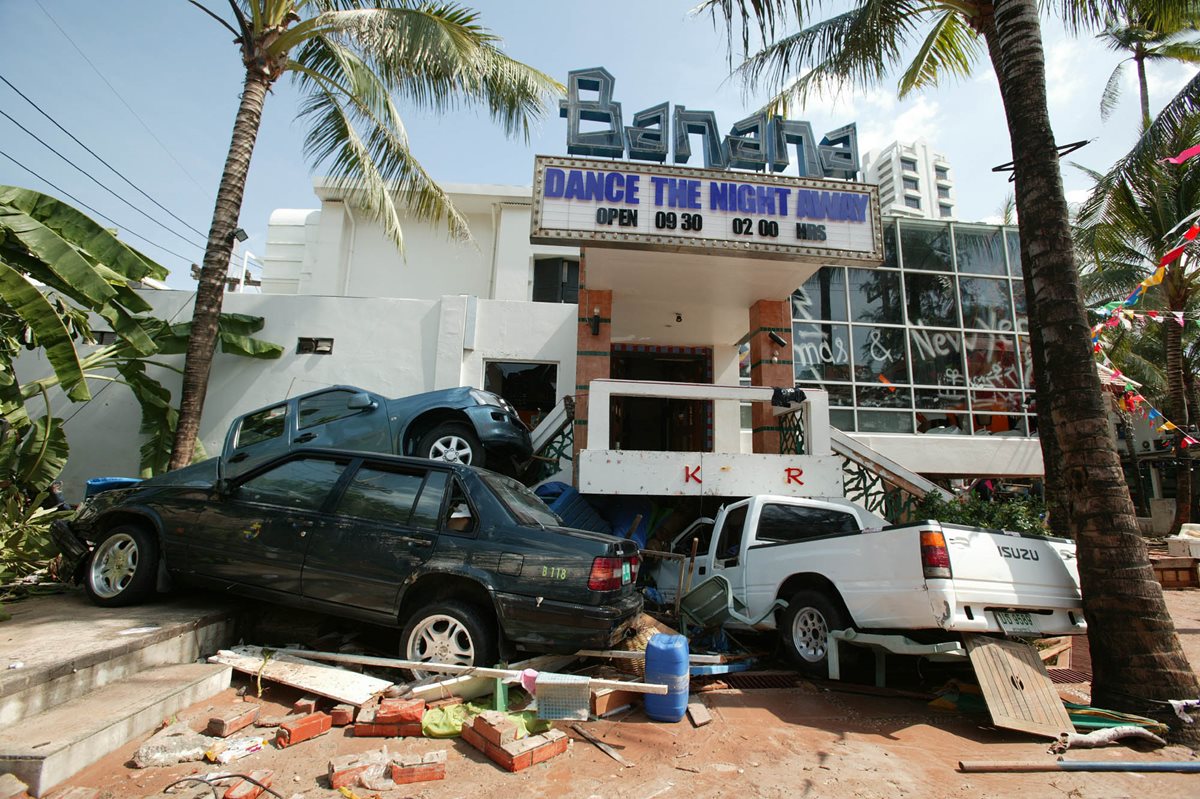 Las olas arrastraron decenas de vehículos y dañaron casas y edificios. (Foto: AP)