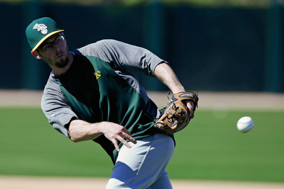 Eric Sogard de los Atleticos en las primeras jornadas de entrenamientos. (Foto Prensa Libre: AP)