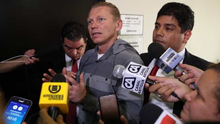 Igor Bitkov habla con los medios luego del fallo de la sala de Apelaciones. (Foto Prensa Libre: Paulo Raquec)