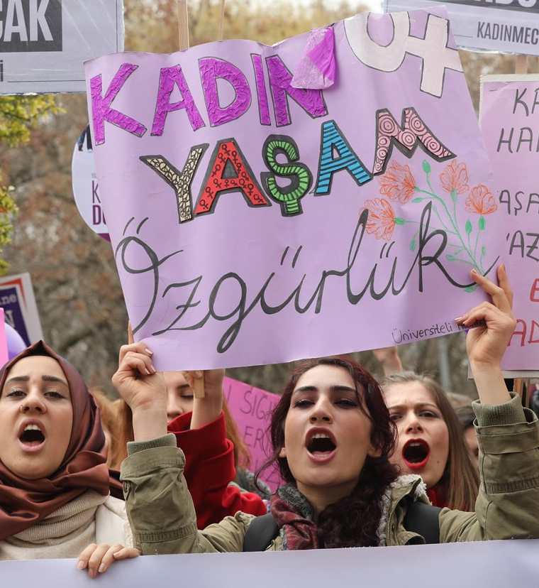 Un grupo de mujeres cantan y bailan durante una marcha para celebrar el Día Internacional de la Mujer en Ankara. (AFP).
