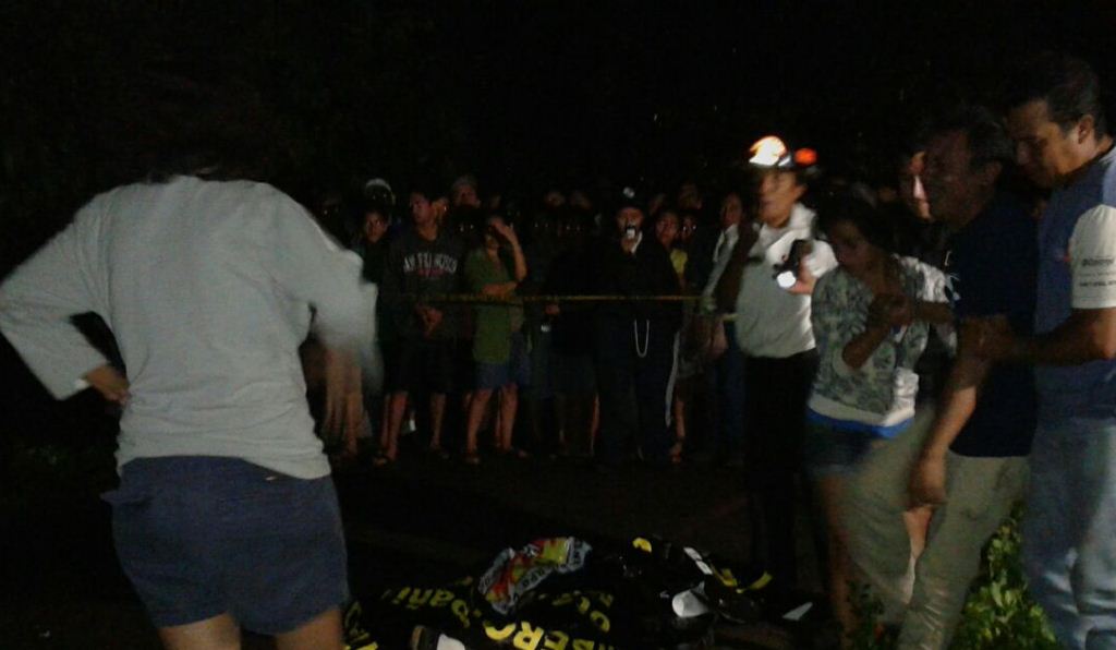 Curiosos permanecen en el lugar donde murió de forma violenta Óscar Federico Villatoro, en Mazatenango, Suchitepéquez. (Foto Prensa Libre: Melvin Popá)