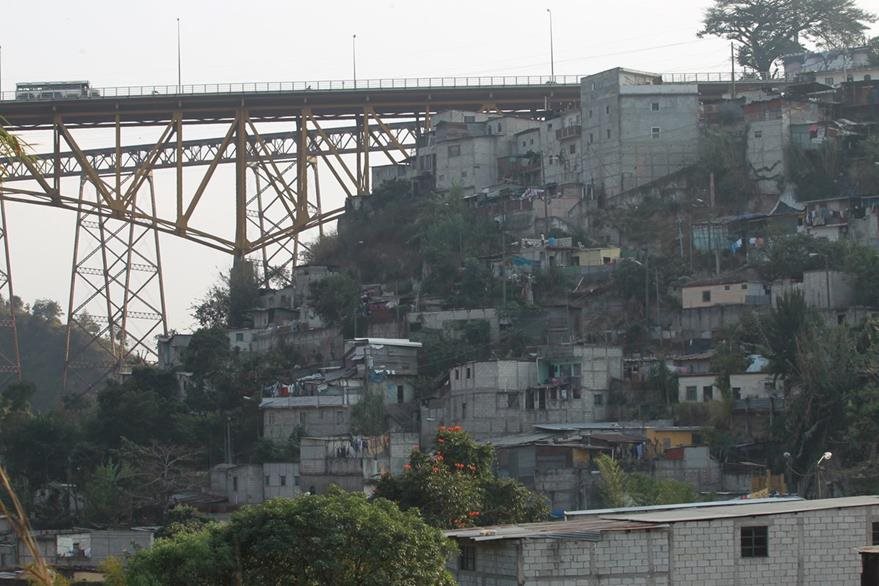 Unas 500 familias viven en la ladera en riesgo por los fallos en el sistema de drenajes en Jesús de la Buena Esperanza, zona 6. (Foto Prensa Libre: Hemeroteca PL)