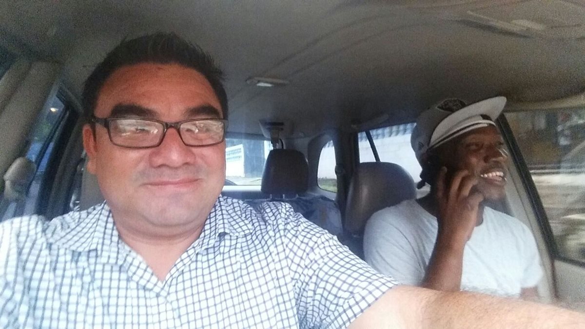 El periodista Cristian Soto entrevista a Marvin Ávila mientras realiza un recorrido de su casa al estadio Carlos Salazar hijo. (Foto Prensa Libre: Cristian Soto)